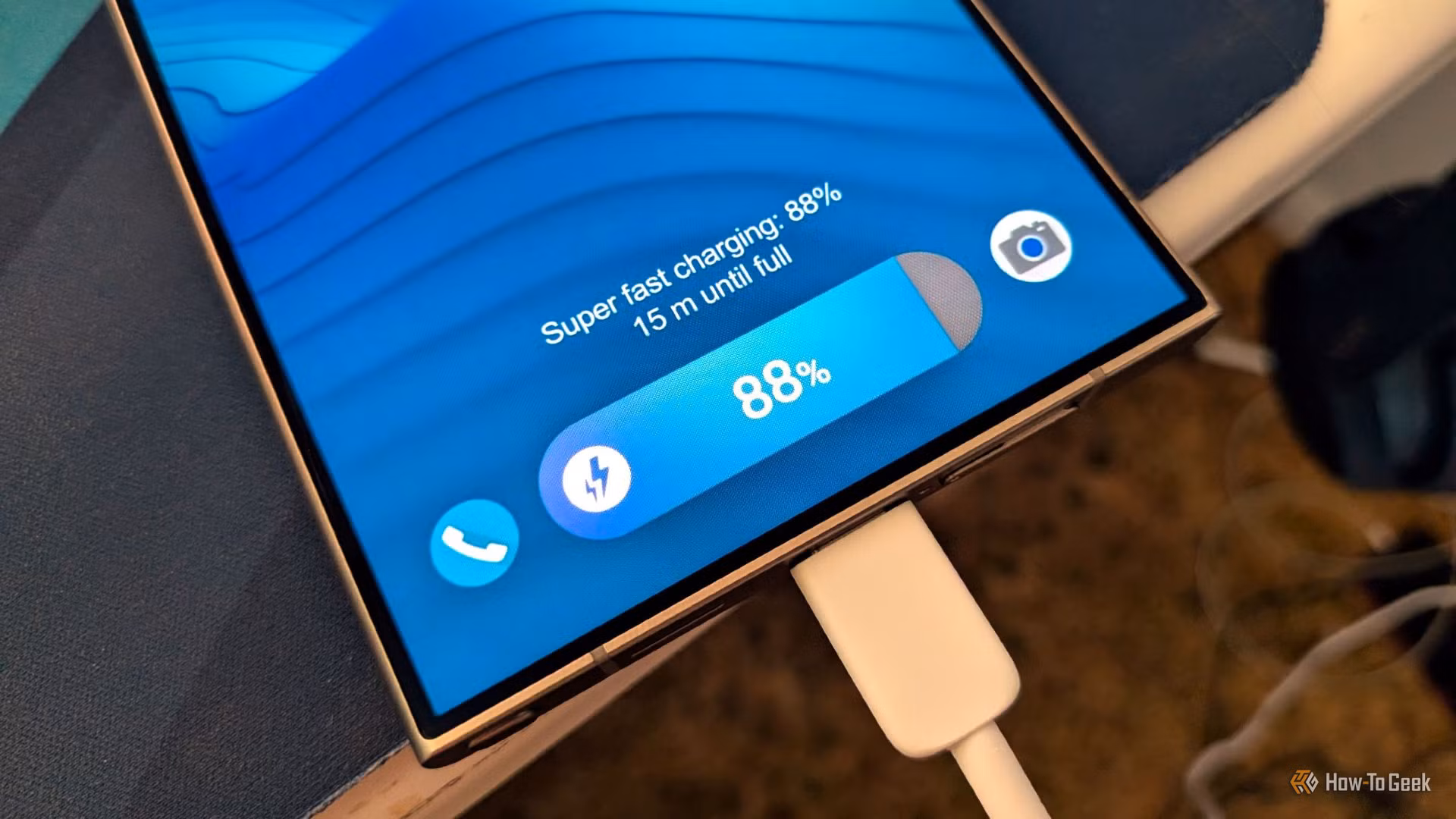 Samsung Galaxy που φορτίζει πάνω σε γραφείο, με έμφαση στη ζέστη και τη μπαταρία