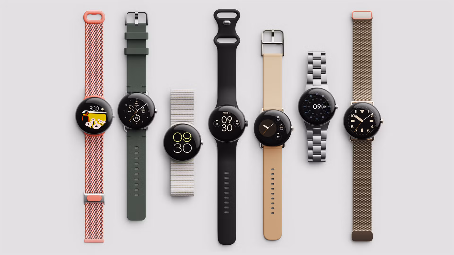 Google Pixel Watch 5 σε καρπό με smartphone και αθλητικά αξεσουάρ