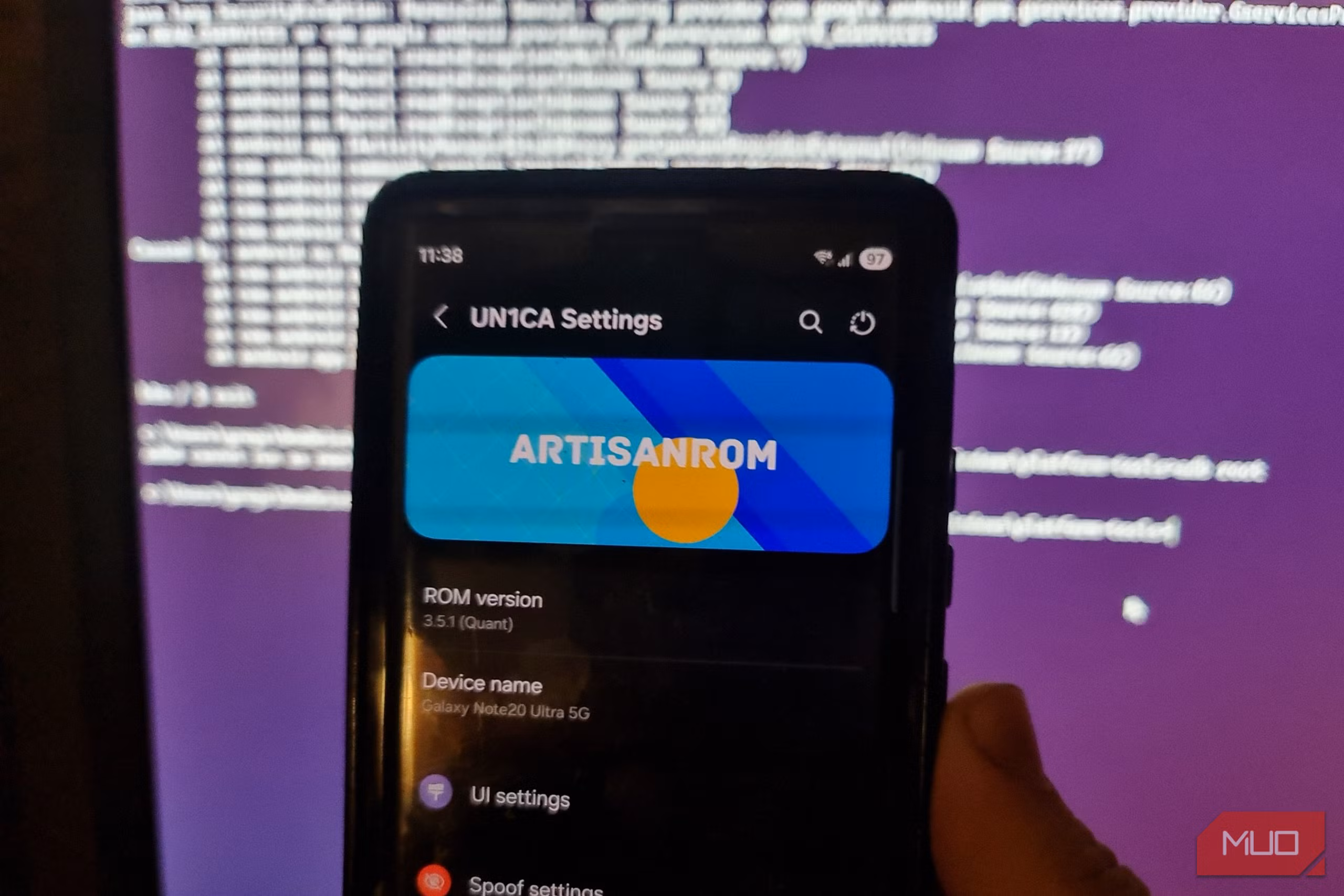 Παλιό Samsung Galaxy τηλέφωνο δίπλα σε laptop και καλώδιο φόρτισης