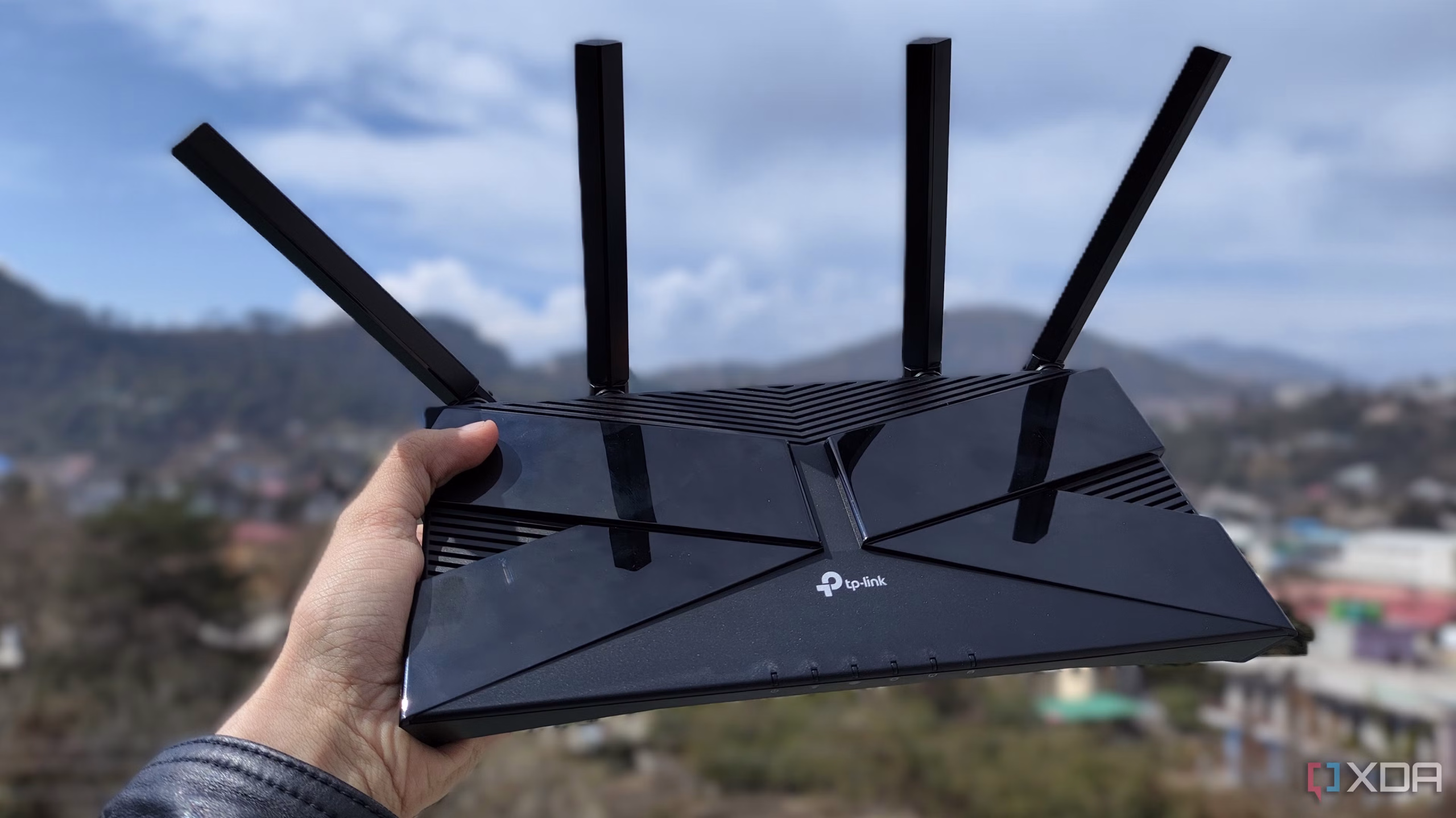 Οικιακός router Wi-Fi σε διαμέρισμα με συσκευές σε διαφορετικούς χώρους