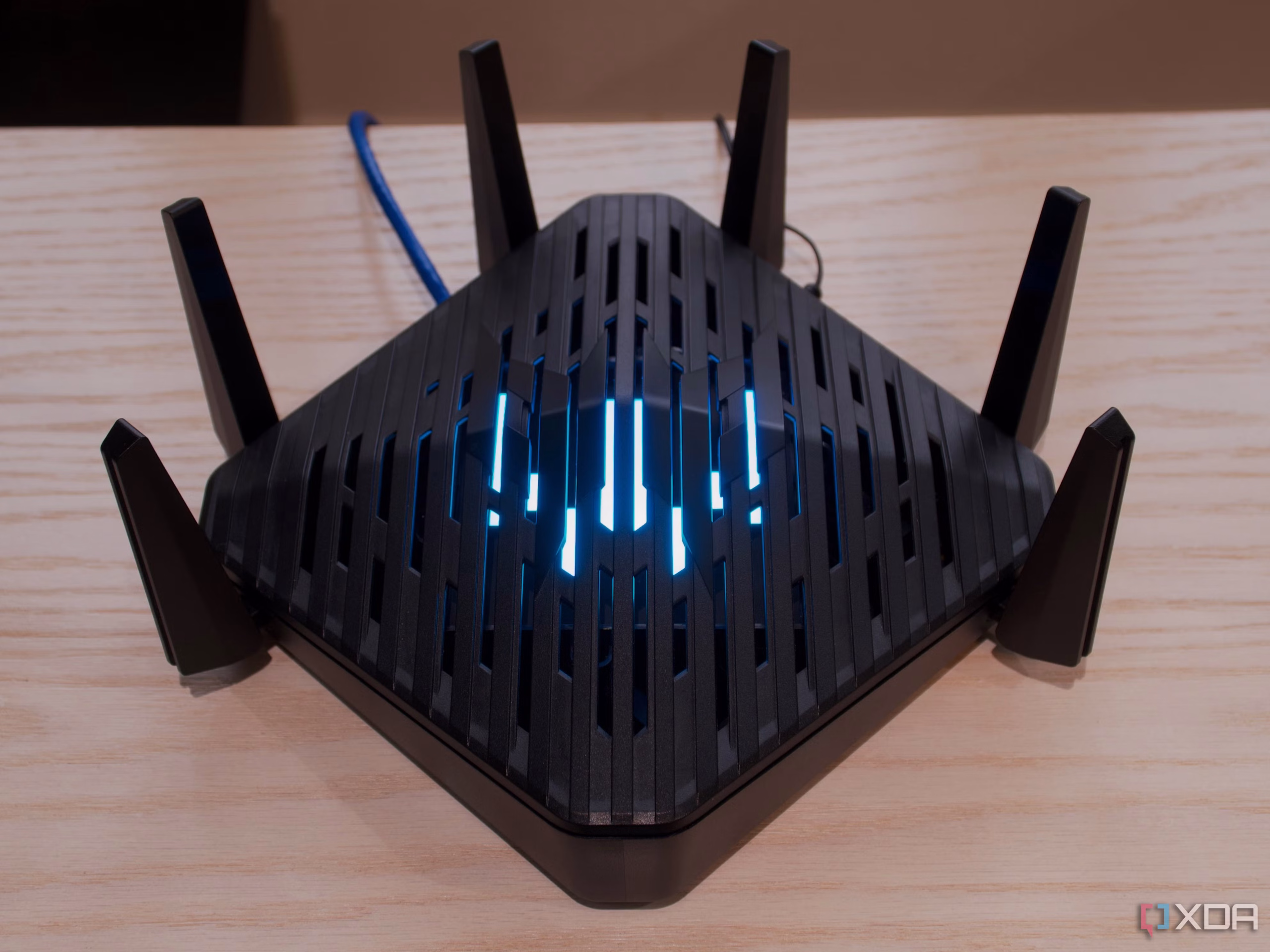 Οικιακός Wi-Fi router με laptop και smartphone σε ελληνικό σπίτι