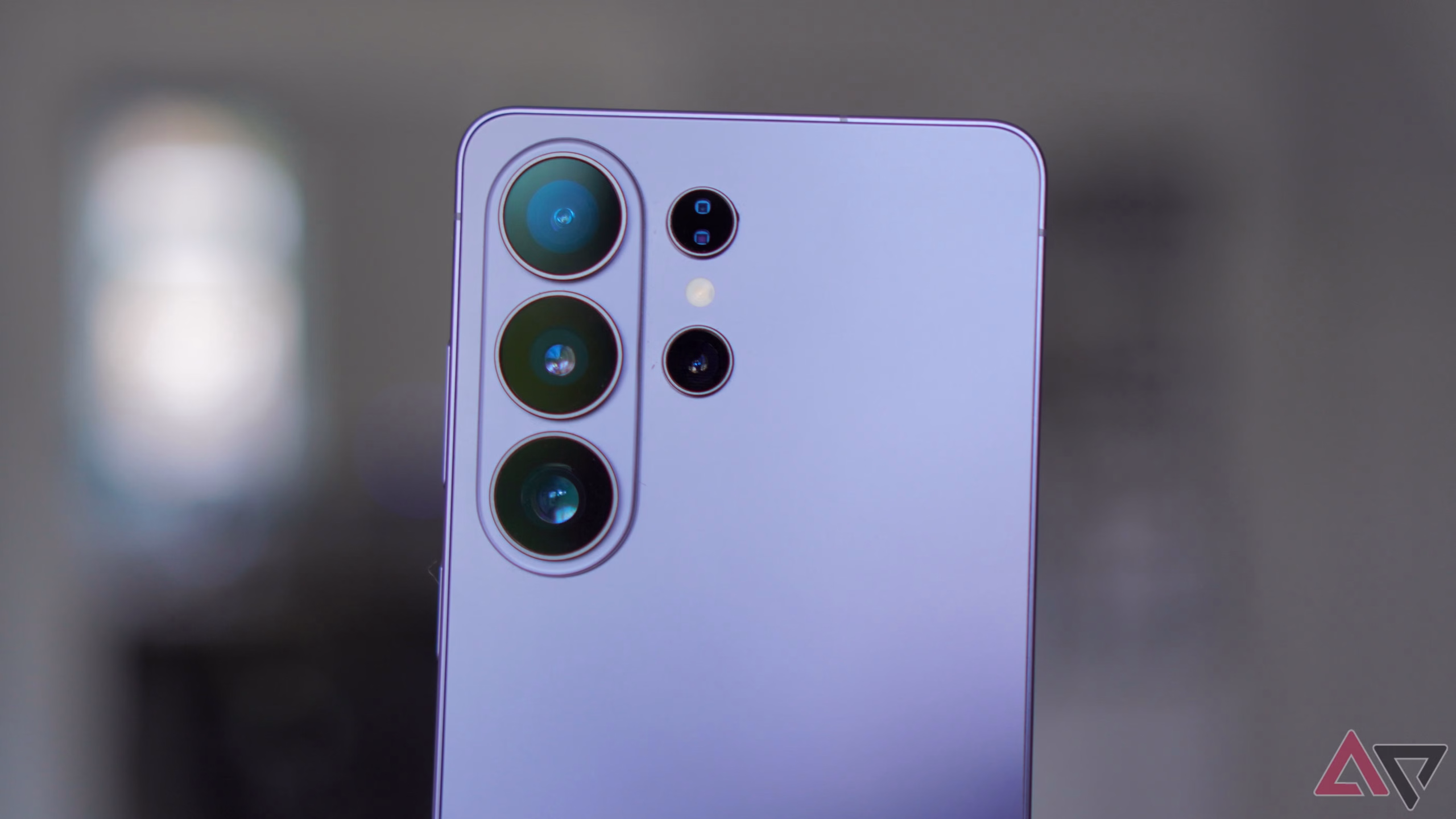 Σύγκριση σχεδιασμού ανάμεσα σε Samsung Galaxy Ultra και iPhone