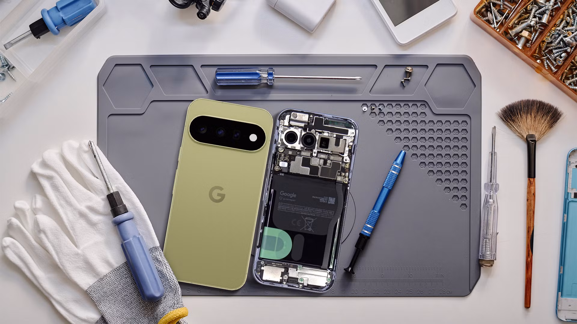 Google Pixel τηλέφωνο δίπλα σε εργαλεία επισκευής κινητών