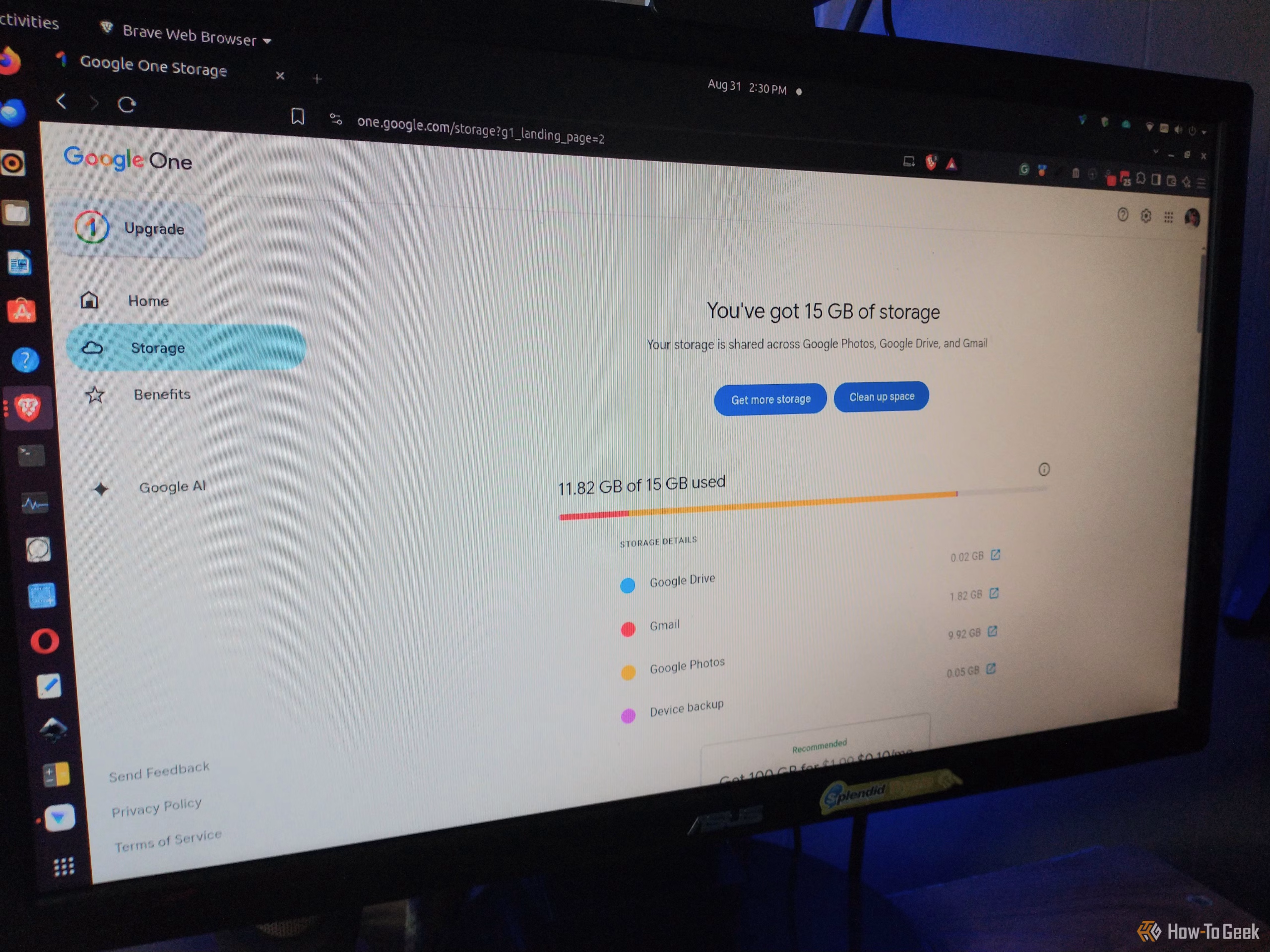 Χρήστης ελέγχει τον χώρο Google One σε laptop και Android κινητό