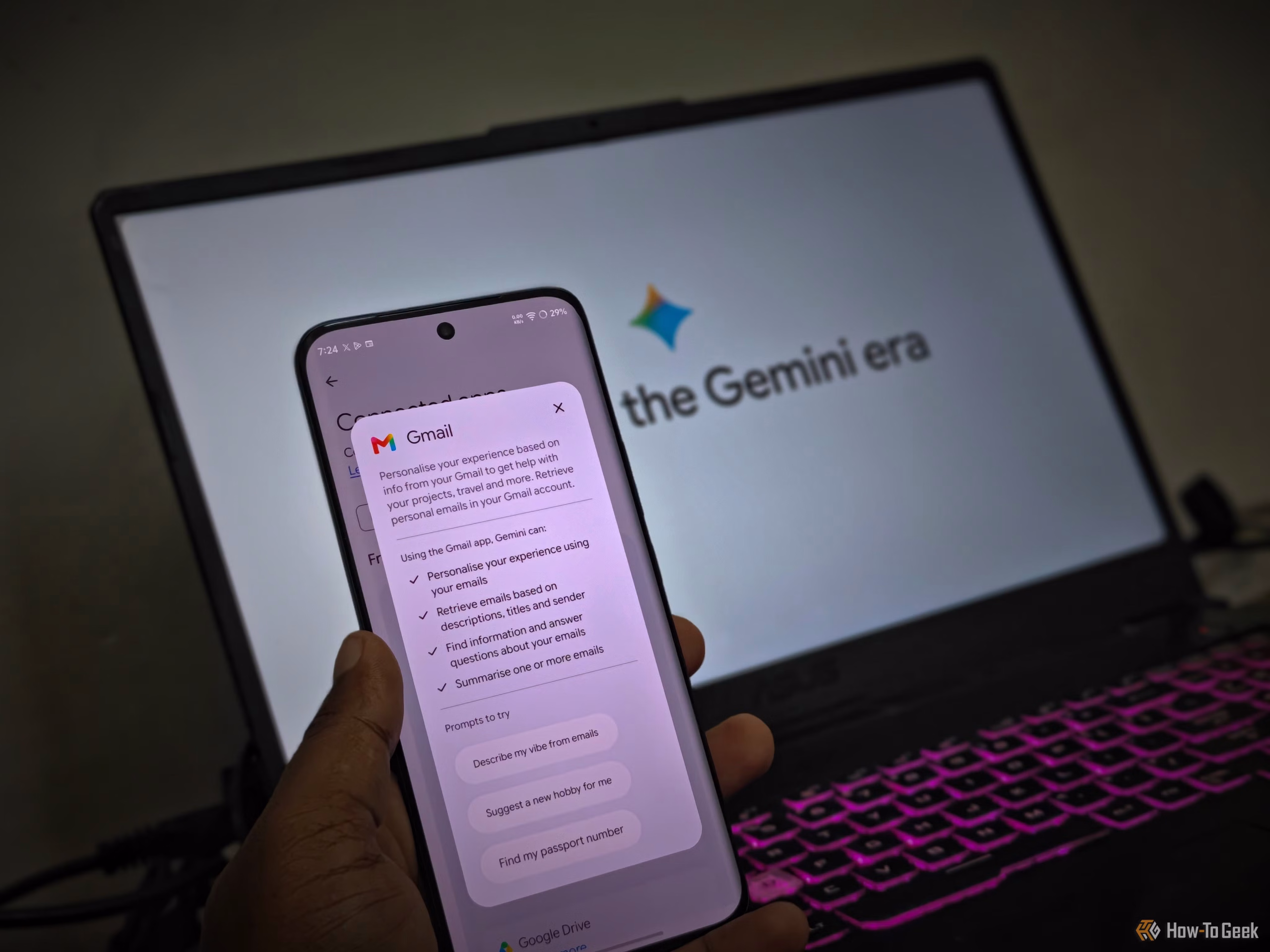 Χρήστης συγκρίνει ChatGPT Images και Google Gemini σε laptop και κινητό
