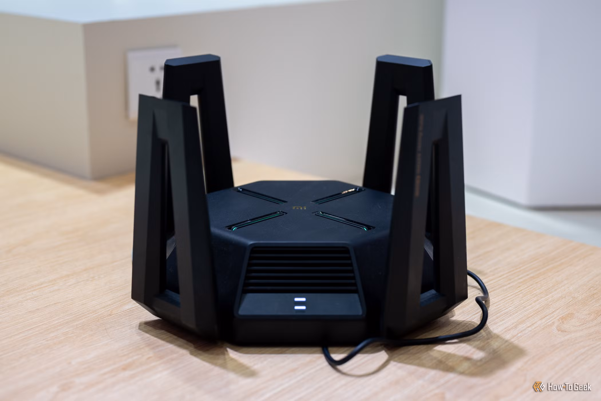 Router σε σπίτι με ανοιχτές ρυθμίσεις Wi‑Fi και συσκευές δίπλα του