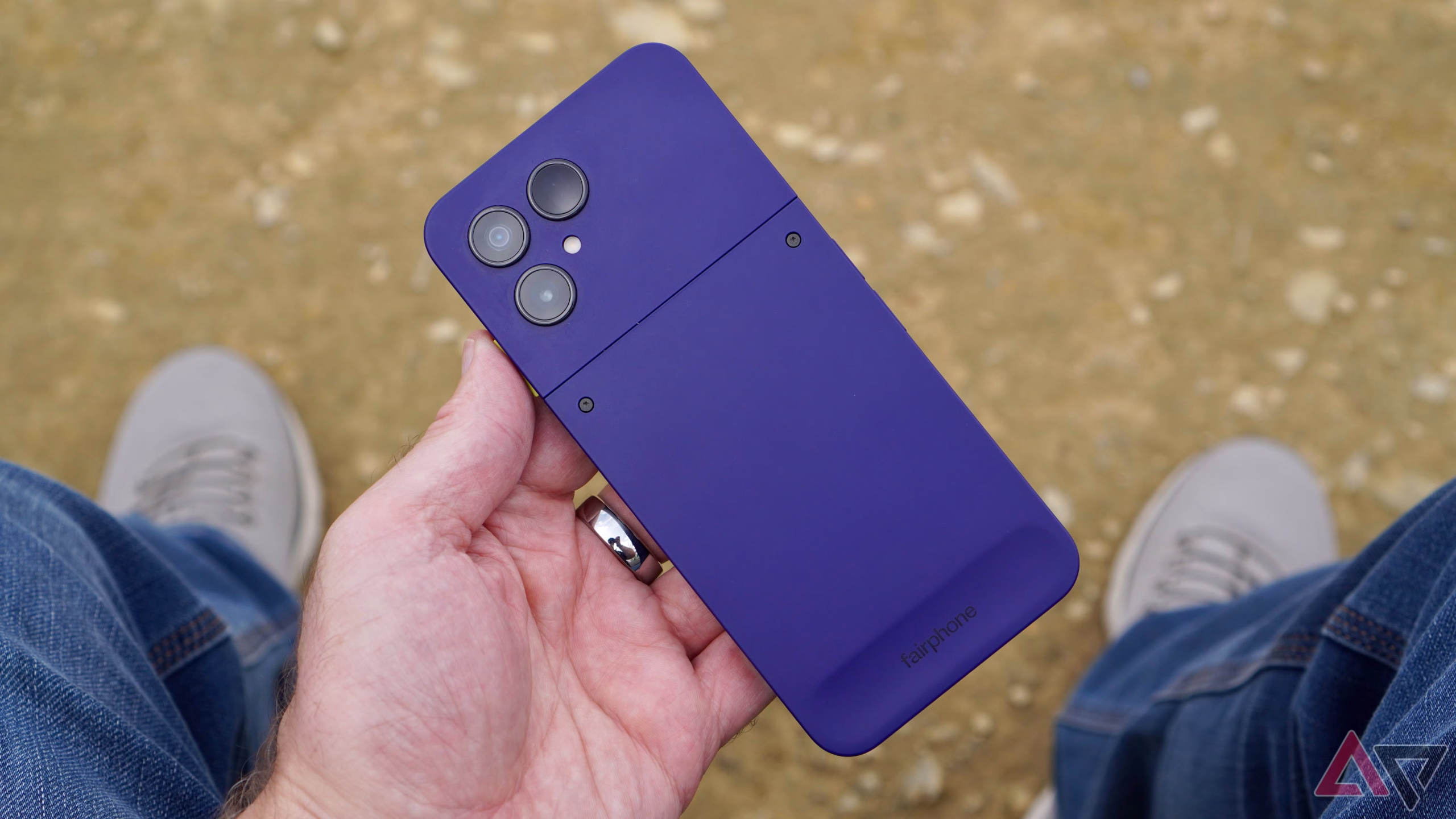 Modular smartphone με εργαλεία επισκευής πάνω σε γραφείο