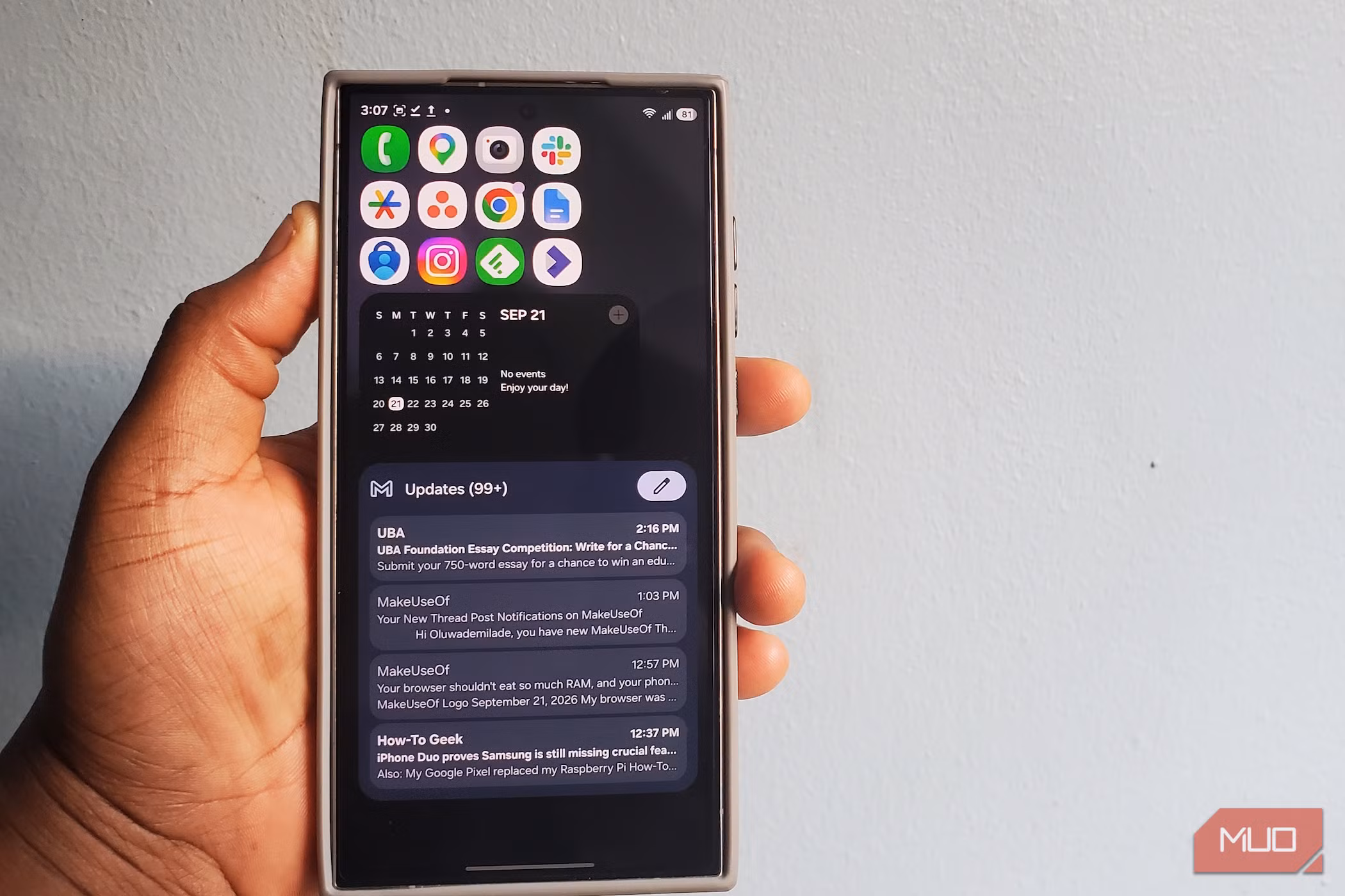 Android κινητό με καθαρό Pixel-style launcher και widgets στην αρχική οθόνη