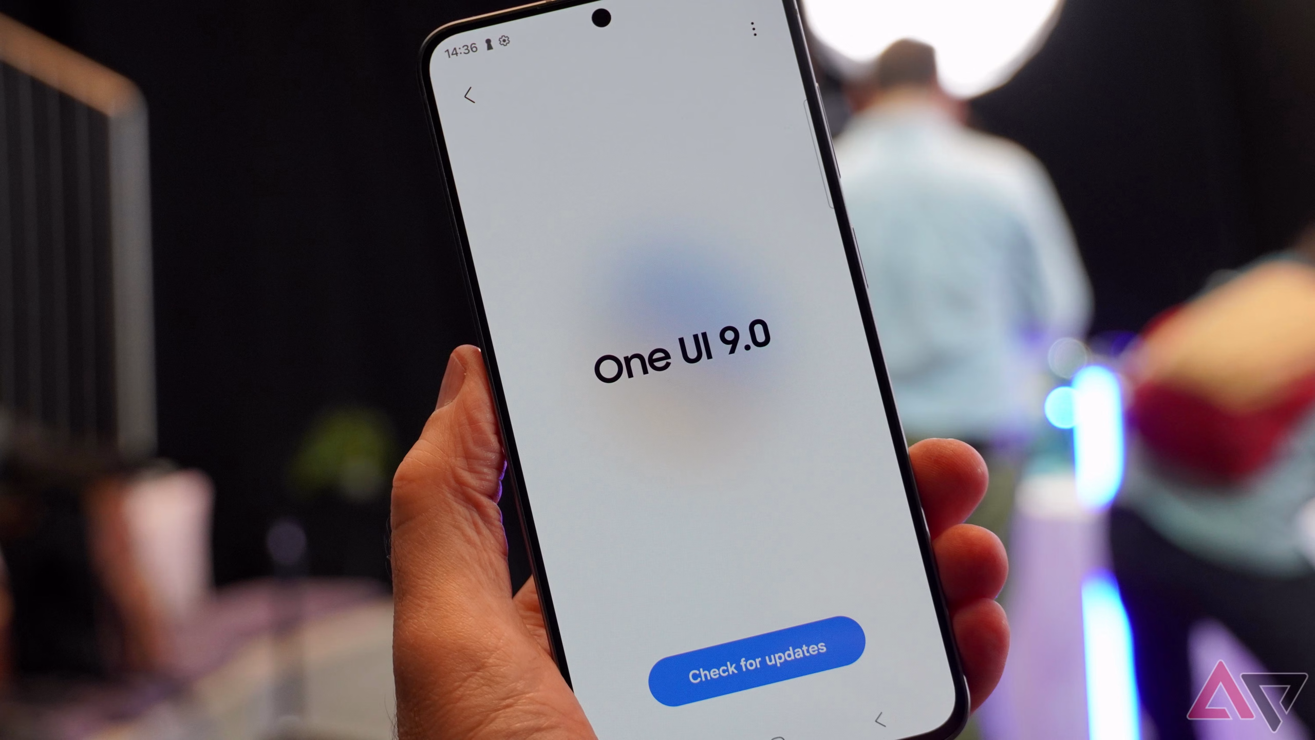 Smartphone με εφέ privacy screen και οθόνη AI βοηθού σε γραφείο
