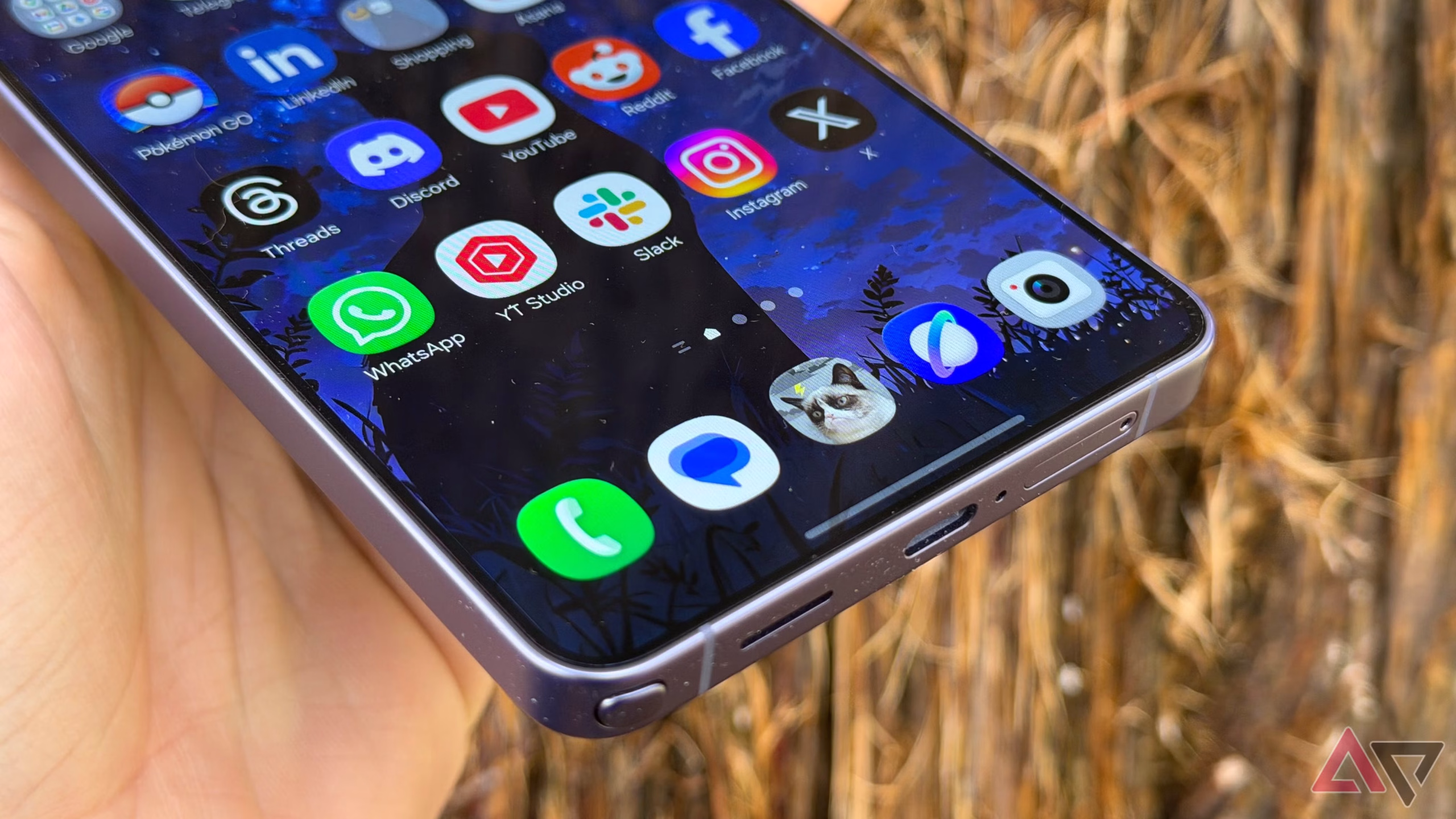 Samsung Galaxy κινητό με ανοιχτό περιβάλλον One UI σε καθημερινή χρήση