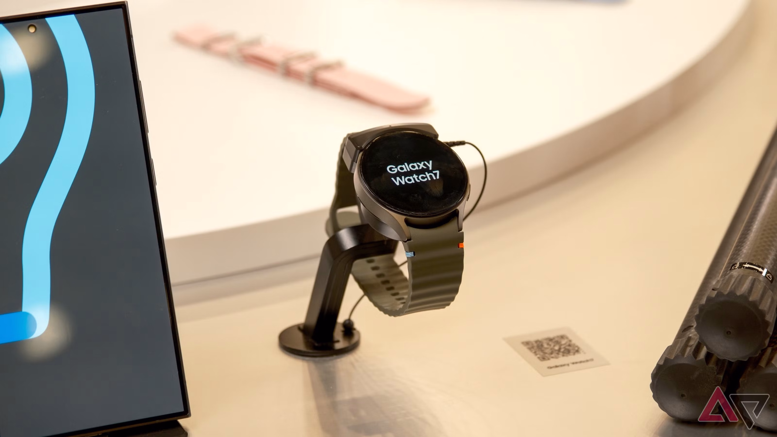Samsung Galaxy Watch 7 δίπλα σε Android smartphone