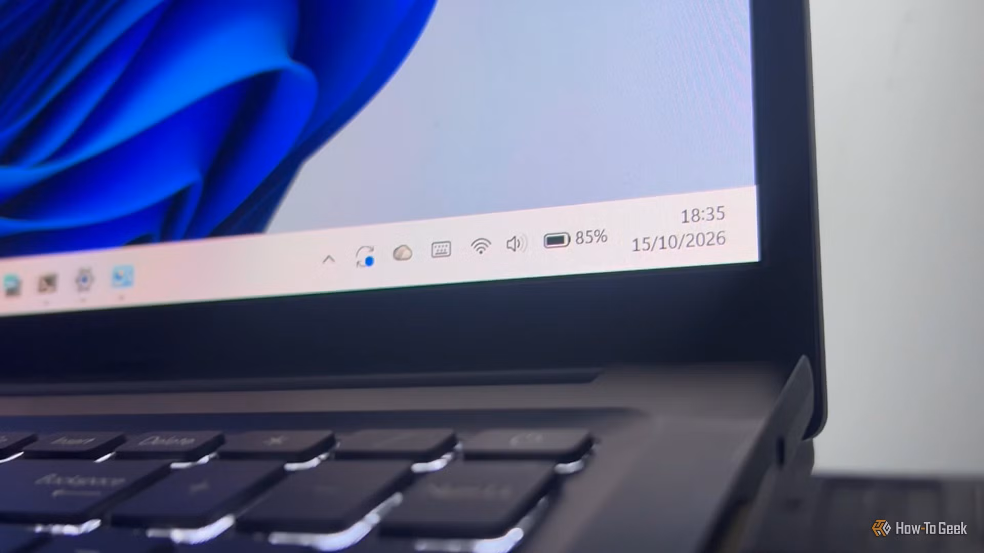 Λάπτοπ με ανοιχτά Windows 11 settings και χαμηλή μπαταρία