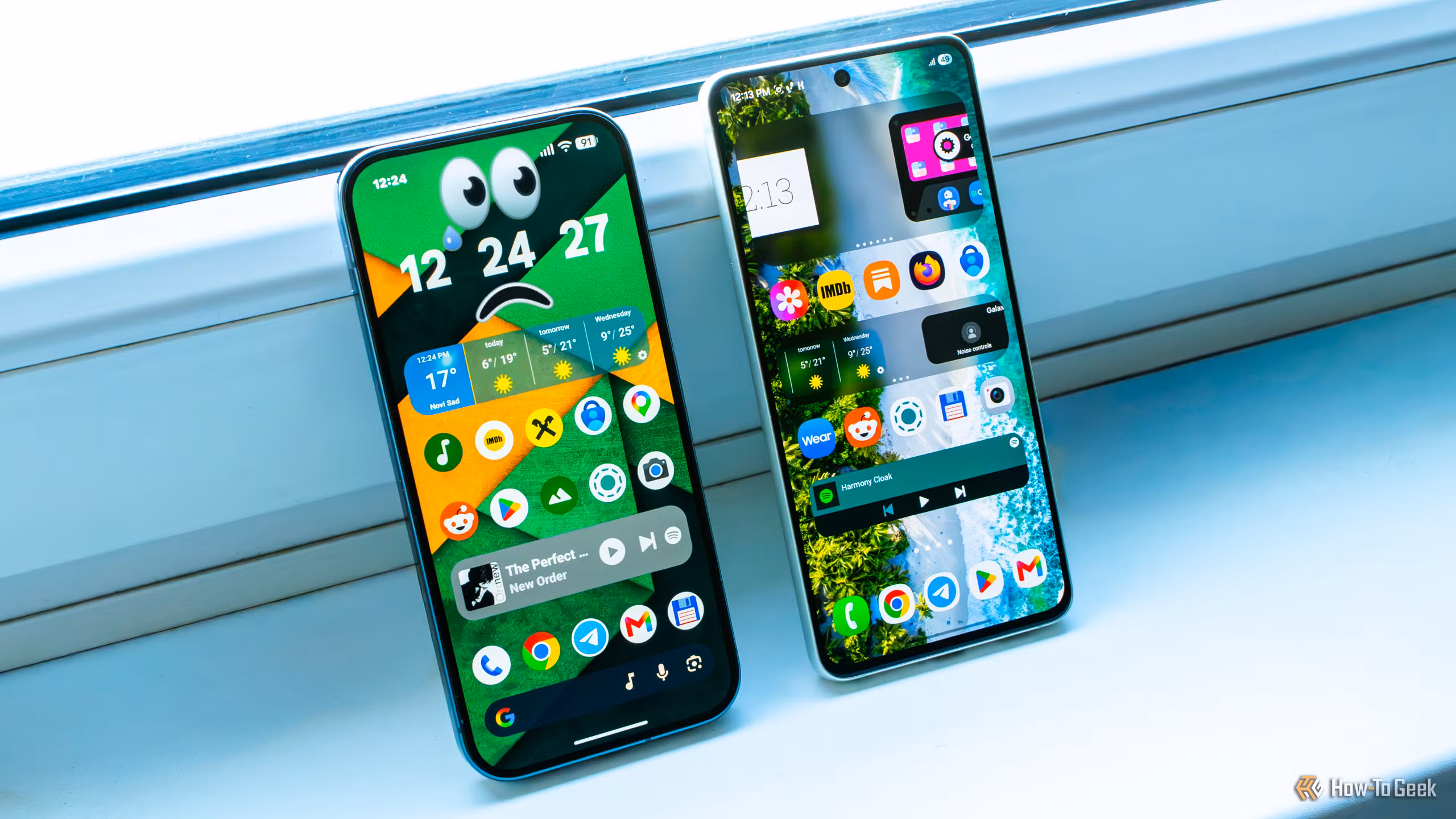 Google Pixel και Samsung Galaxy δίπλα δίπλα πάνω σε γραφείο
