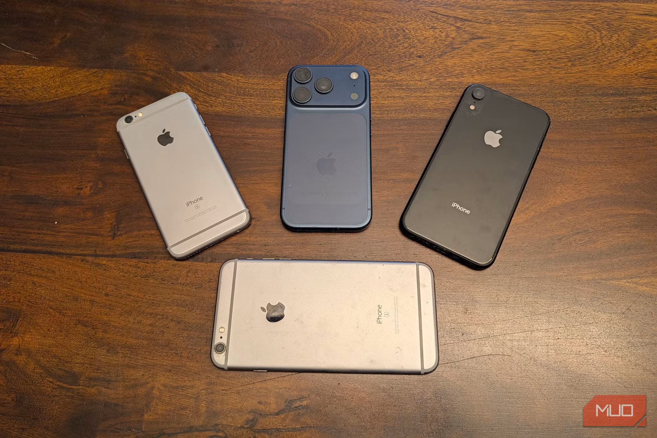 Παλαιό και νέο iPhone δίπλα δίπλα σε γραφείο