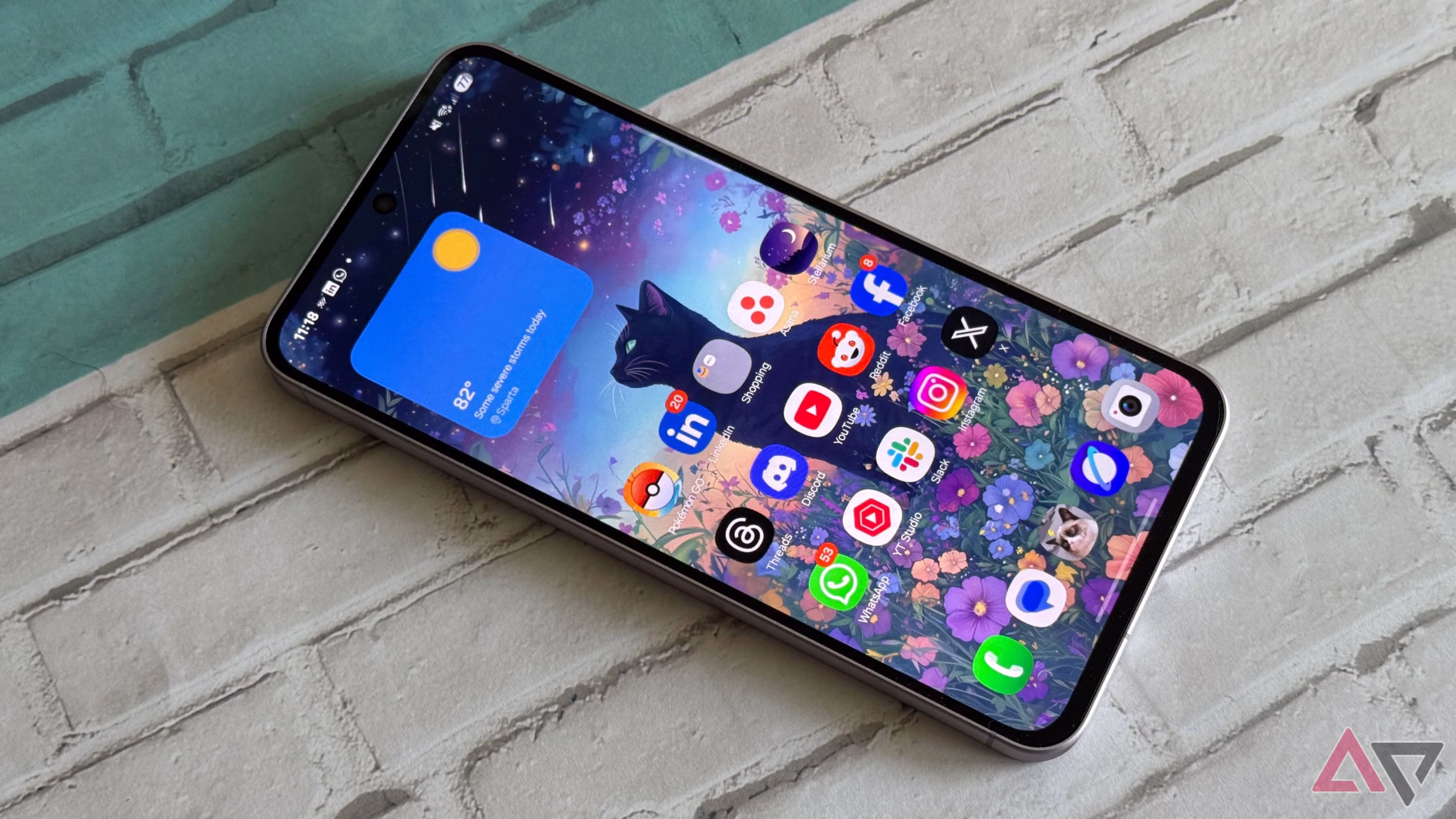 Samsung Galaxy και iPhone δίπλα δίπλα, με έμφαση στη διασύνδεση μεταξύ Android και iOS