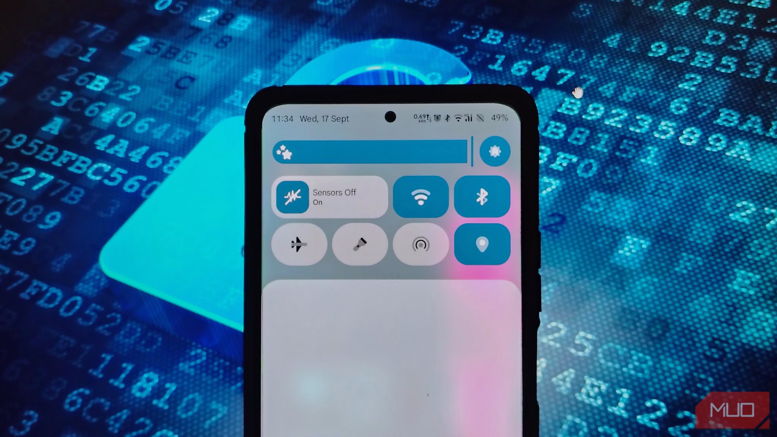 Κινητό Android με ανοιχτές γρήγορες ρυθμίσεις και έμφαση στην ιδιωτικότητα
